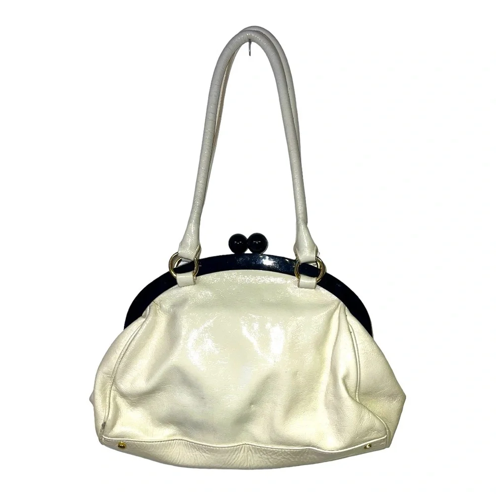Hobo International White Clamshell Closure Purse.‎